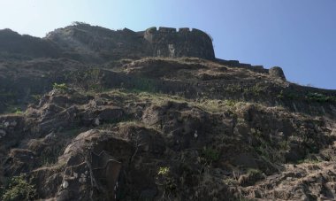 Yazın kayalık dağların güzel manzarası