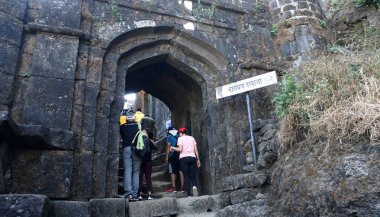 Eski binanın kalıntılarını ziyaret eden turistler