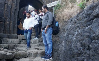 Eski binanın kalıntılarını ziyaret eden turistler