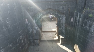 Eski binanın kalıntılarını ziyaret eden turistler