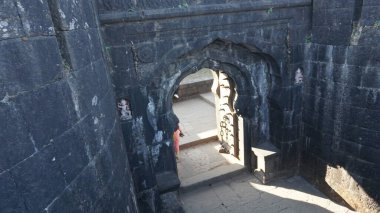 Eski binanın kalıntılarını ziyaret eden turistler