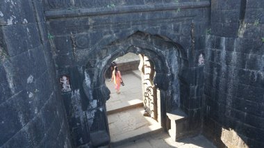 Eski binanın kalıntılarını ziyaret eden turistler