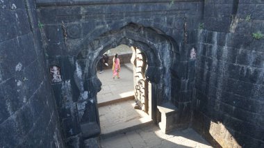 Eski binanın kalıntılarını ziyaret eden turistler