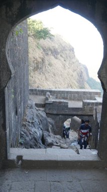 Eski binanın kalıntılarını ziyaret eden turistler