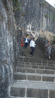 Hindistan 'daki antik merdivenlerdeki insanlar.