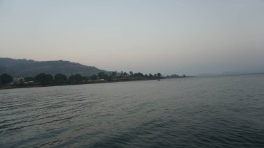 Denizin üzerinde güzel bir gün batımı. Doğa ve seyahat kavramı