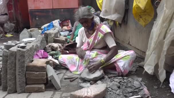 Filmagem Mulher Trabalhando Nas Ruas Índia — Vídeo de Stock