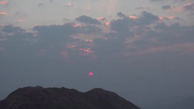 Bulutlu güzel bir gün batımı görüntüsü.