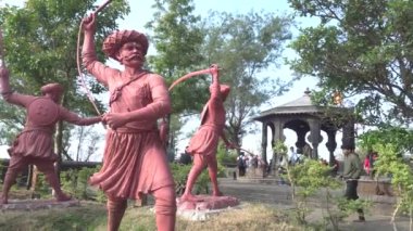 Hindistan 'daki antik Hindu tapınağını ziyaret eden insanlar