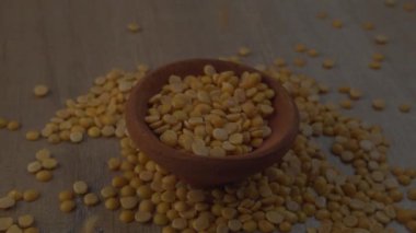 Kil kasede pişmemiş kuru bezelyelerin görüntülerini kapat.