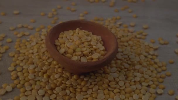 Menutup Cuplikan Kuning Mentah Kacang Polong Kering Dalam Mangkuk Tanah — Stok Video