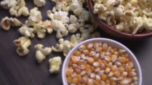 Mnóstwo Pysznego Popcornu Rozproszone Tło Materiału Tekstury Popcornu Wybiórcze Skupienie — Wideo stockowe