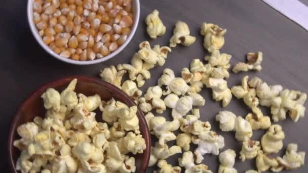 Massor Läckra Popcorn Spridda Popcorn Textur Bilder Bakgrund Selektivt Fokus — Stockvideo