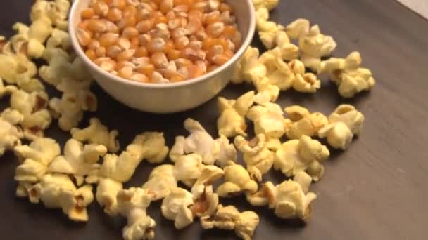 Hopen Heerlijke Popcorn Verspreide Popcorn Textuur Beeldmateriaal Achtergrond Selectieve Focus — Stockvideo