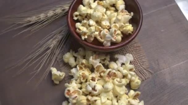 Hopen Heerlijke Popcorn Verspreide Popcorn Textuur Beeldmateriaal Achtergrond Selectieve Focus — Stockvideo