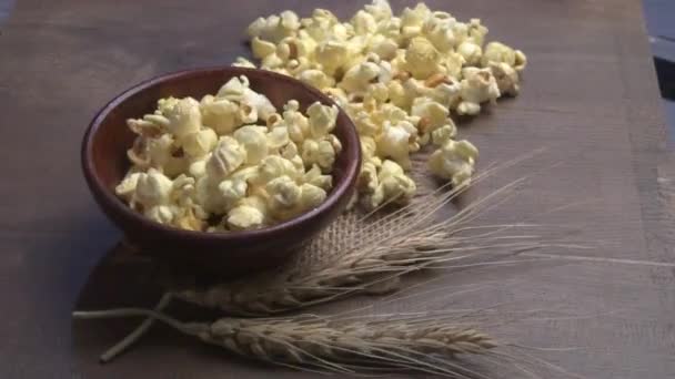 Hromady Lahodného Popcornu Roztroušené Popcorn Textury Záběry Pozadí Selektivní Soustředění — Stock video
