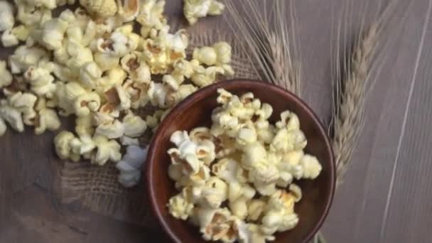 Mnóstwo Pysznego Popcornu Rozproszone Tło Materiału Tekstury Popcornu Wybiórcze Skupienie — Wideo stockowe