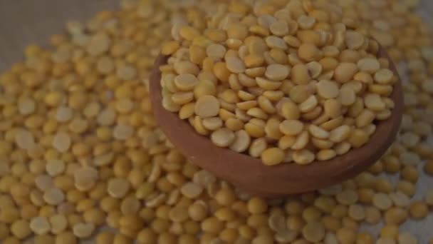 粘土碗中的黄豆未煮熟的密闭镜头 — 图库视频影像