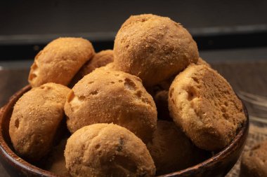 Ahşap arka planda ev yapımı kurabiyeler