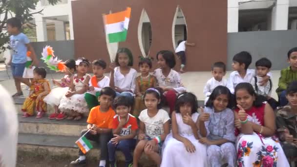 Indické Děti Vlajkami Během Národního Dne Nezávislosti — Stock video