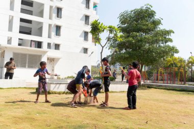 Pune Maharashtra, Hindistan - 18 Mart 2022: Holi festivali sırasında renkli boyalarla oynayan Hintli çocuklar.