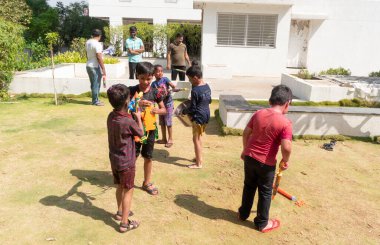 Pune Maharashtra, Hindistan - 18 Mart 2022: Holi festivali sırasında renkli boyalarla oynayan Hintli çocuklar.