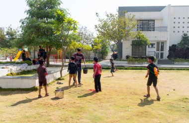 Pune Maharashtra, Hindistan - 18 Mart 2022: Holi festivali sırasında renkli boyalarla oynayan Hintli çocuklar.