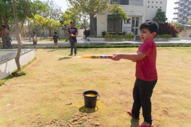Pune Maharashtra, Hindistan - 18 Mart 2022: Holi festivali sırasında renkli boyalarla oynayan Hintli çocuklar.