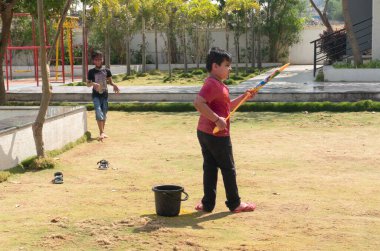 Pune Maharashtra, Hindistan - 18 Mart 2022: Holi festivali sırasında renkli boyalarla oynayan Hintli çocuklar.