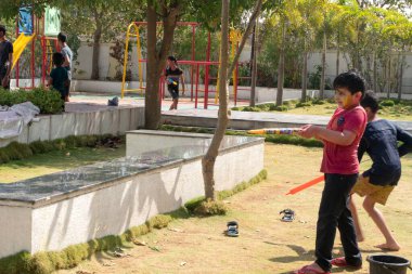 Pune Maharashtra, Hindistan - 18 Mart 2022: Holi festivali sırasında renkli boyalarla oynayan Hintli çocuklar.