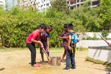 Pune Maharashtra, Hindistan - 18 Mart 2022: Holi festivali sırasında renkli boyalarla oynayan Hintli çocuklar.