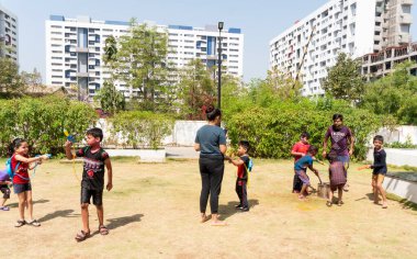 Pune Maharashtra, Hindistan - 18 Mart 2022: Holi festivali sırasında renkli boyalarla oynayan Hintli çocuklar.