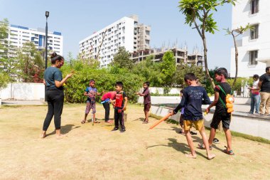 Pune Maharashtra, Hindistan - 18 Mart 2022: Holi festivali sırasında renkli boyalarla oynayan Hintli çocuklar.