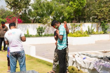 Pune Maharashtra, Hindistan - 18 Mart 2022: Holi festivali sırasında renkli boyalarla oynayan Hintliler.
