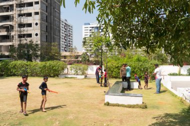 Pune Maharashtra, Hindistan - 18 Mart 2022: Holi festivali sırasında renkli boyalarla oynayan Hintli çocuklar.