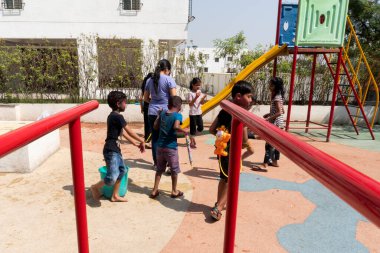 Pune Maharashtra, Hindistan - 18 Mart 2022: Holi festivali sırasında renkli boyalarla oynayan Hintli çocuklar.