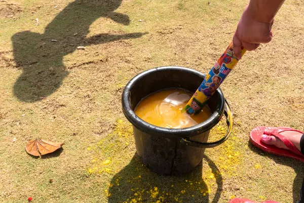 Pune Maharashtra, Hindistan - 18 Mart 2022: Holi festivali sırasında renkli boyalarla oynayan Hintli çocuklar.