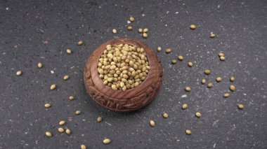 Kişniş tozu, Hint baharatı ve bitkileri için bir kase kişniş tohumu..