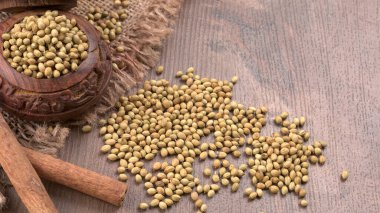 Kişniş tozu, Hint baharatı ve bitkileri için bir kase kişniş tohumu..