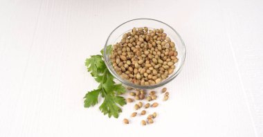 Kişniş tozu, Hint baharatı ve bitkileri için bir kase kişniş tohumu..