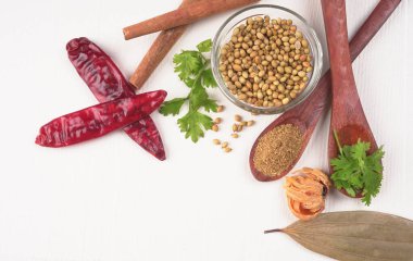 Kişniş tozu, Hint baharatı ve bitkileri için bir kase kişniş tohumu..