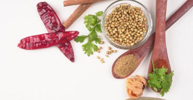 Kişniş tozu, Hint baharatı ve bitkileri için bir kase kişniş tohumu..