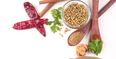 Kişniş tozu, Hint baharatı ve bitkileri için bir kase kişniş tohumu..