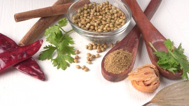 Kişniş tozu, Hint baharatı ve bitkileri için bir kase kişniş tohumu..