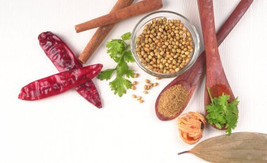 Kişniş tozu, Hint baharatı ve bitkileri için bir kase kişniş tohumu..