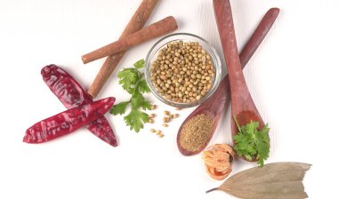 Kişniş tozu, Hint baharatı ve bitkileri için bir kase kişniş tohumu..