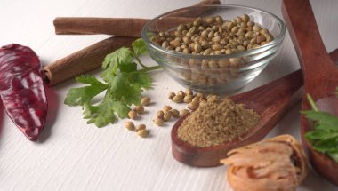 Kişniş tozu, Hint baharatı ve bitkileri için bir kase kişniş tohumu..