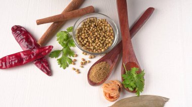 Kişniş tozu, Hint baharatı ve bitkileri için bir kase kişniş tohumu..