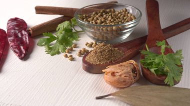 Kişniş tozu, Hint baharatı ve bitkileri için bir kase kişniş tohumu..