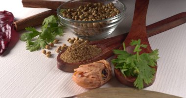 Kişniş tozu, Hint baharatı ve bitkileri için bir kase kişniş tohumu..